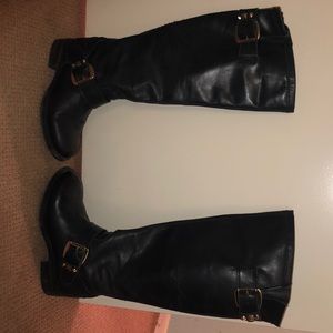 Black Steve Madden boots with good detail size 5.5